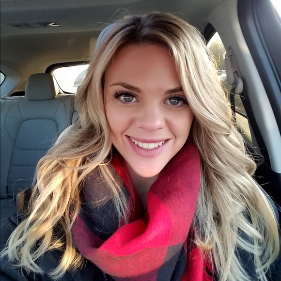 Meet your Posher, Nicole - Picture 1 of 1